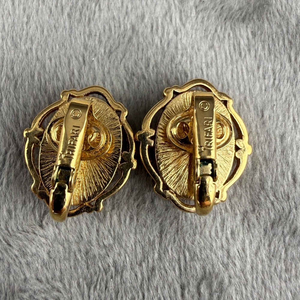 Vintage Trifari Cameo Clip On Earrings Gold Tone Signed - Picture 3 of 6